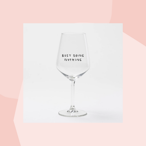 Busy Doing Nothing Weinglas Selekkt Johanna Schwarzer Geschenk Foodies Gourmets Online Shop Köln Geschenkeladen