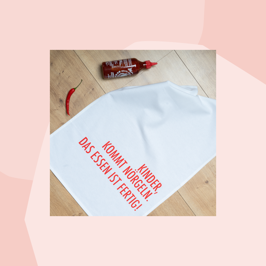 1730 Geschirrtuch Handtuch Baumwolle Aufdruck rot Kinder kommt nörgeln Das Essen ist fertig. Geschenke Geschenkeladen Köln Feinkostladen Online Shop Gourmets
