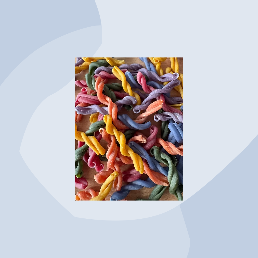 INO Genussatelier: Dinkelzöpfe in Regenbogenfarben vegane Nudeln